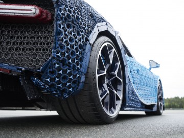 Bugatti Chiron z klock&oacute;w LEGO w skali 1:1